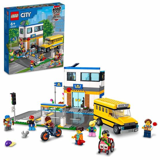 Läs mer om LEGO My City 60329, Skoldag