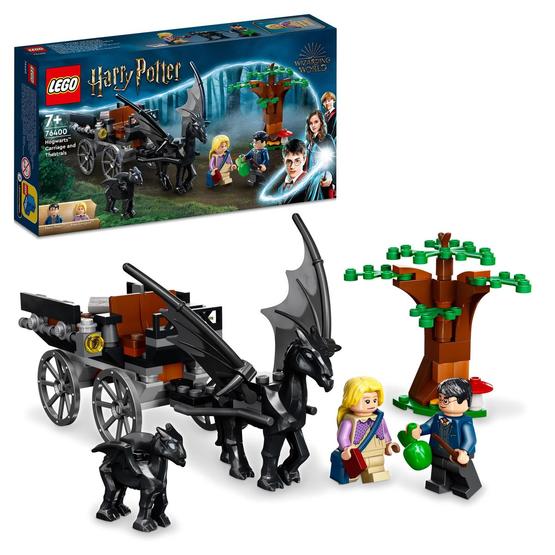 Läs mer om LEGO Harry Potter TM 76400 Hogwarts™ Vagn och testraler